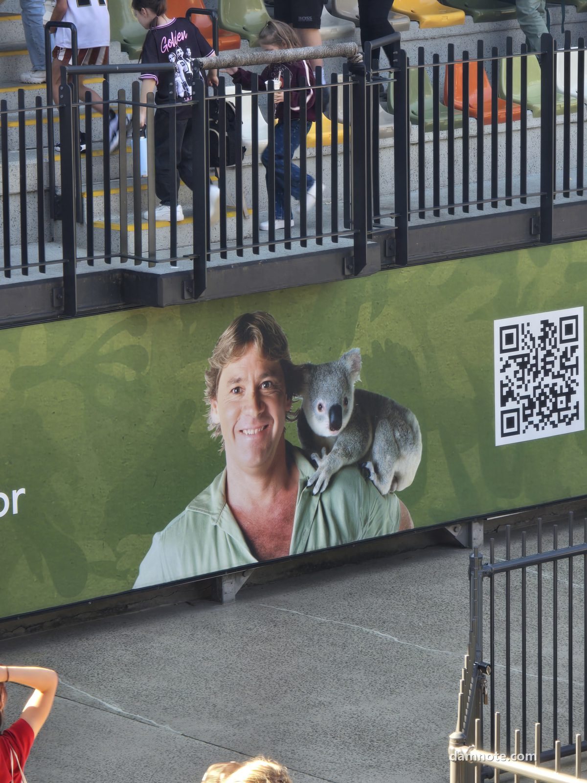 Australia Zoo 입구의 스티브 어윈과 코알라 안내 간판, 2026년 7월 24일 직접 촬영