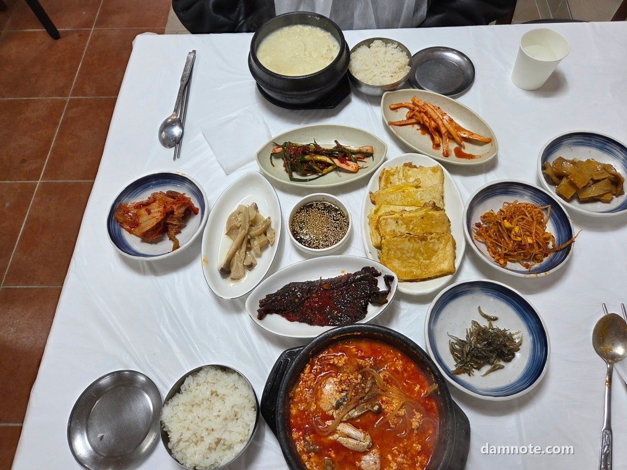 순두부짬뽕과 반찬이 차려진 상, 순두부와 계란말이, 2026년 3월 7일 19시 02분 직접 촬영
