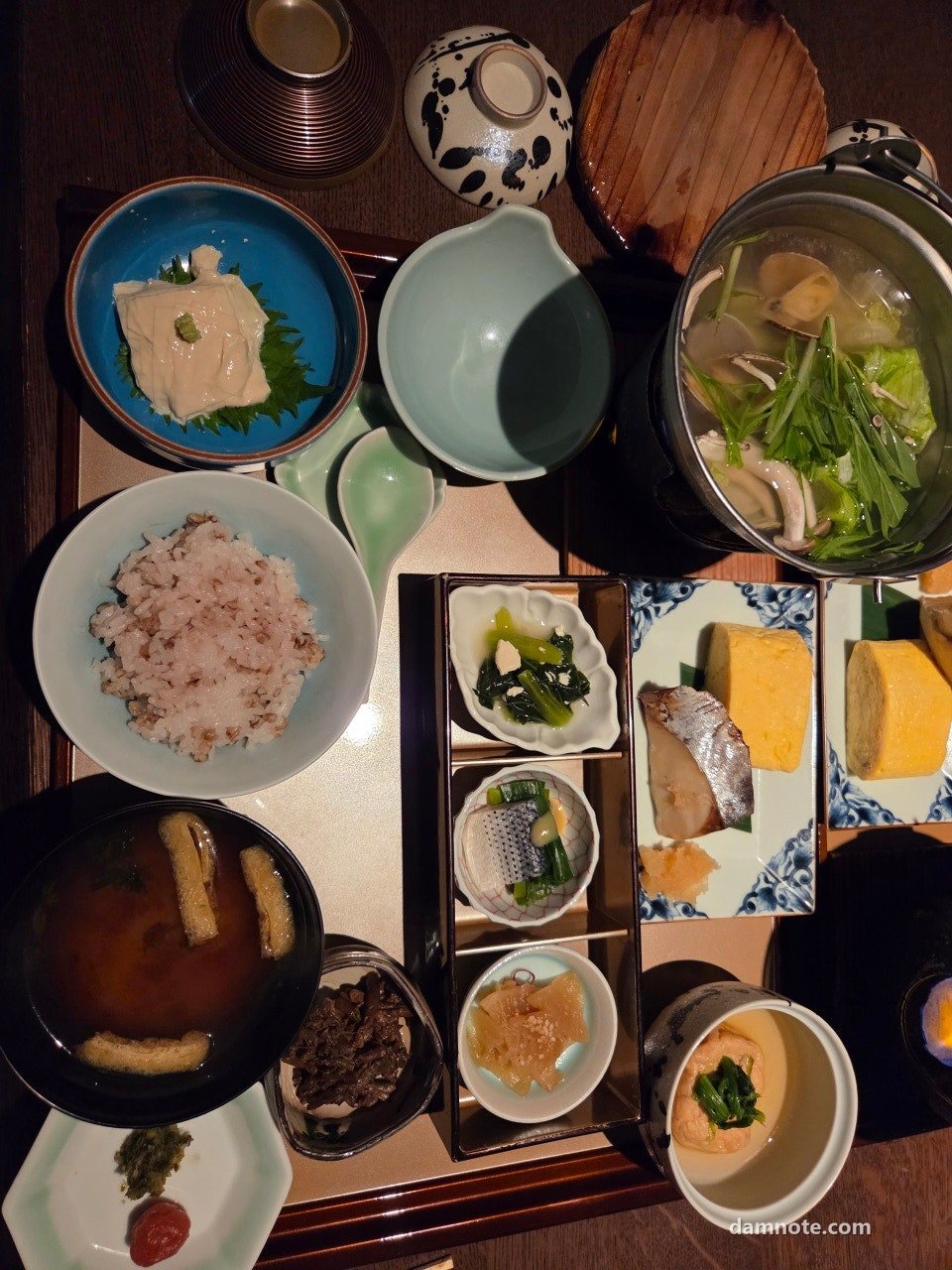 고토히라 카단 료칸 아침상 전체, 두부와 계란말이, 구운 생선, 된장국, 보리밥, 2026년 5월 1일 07시 45분 직접 촬영