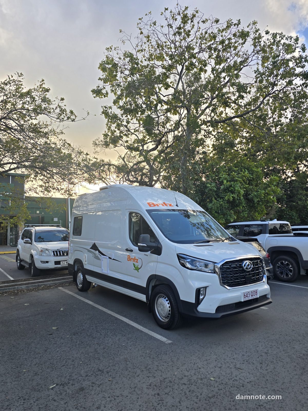 Britz 로고가 붙은 흰색 LDV 하이루프 캠핑카, 2026년 7월 20일 누사빌 주차장에서 직접 촬영
