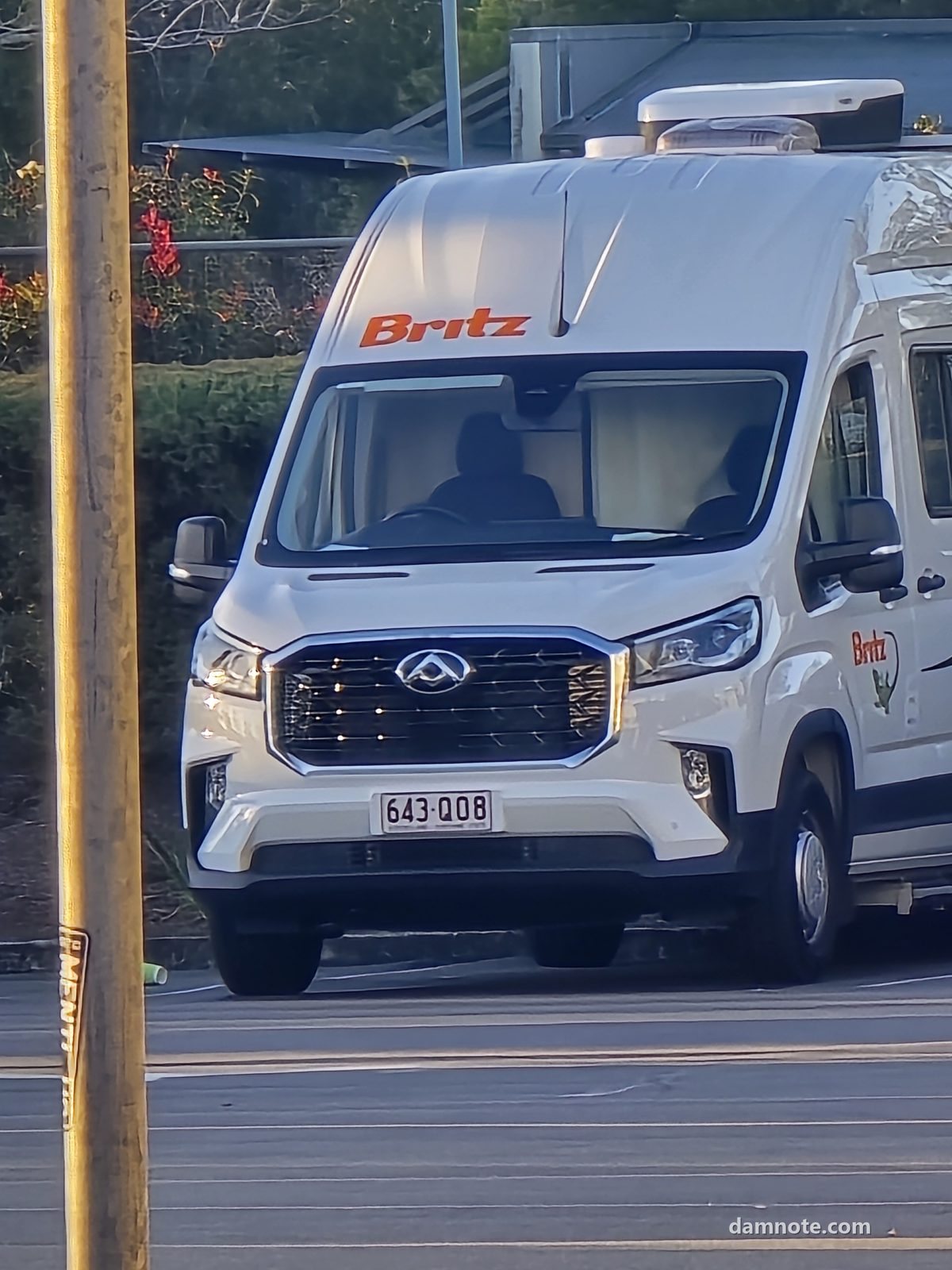 노스레이크 쇼핑센터 주차장에 세운 Britz 캠핑카, 2026년 7월 24일 16시 39분 직접 촬영