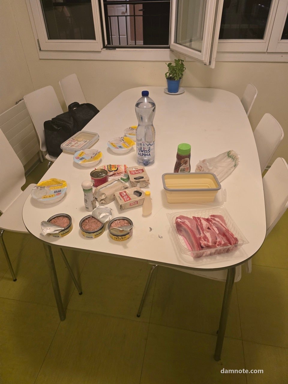 숙소 공용 주방 테이블에 펼쳐 놓은 저녁 재료, 소고기와 계란, 통조림, 2025년 10월 6일 19시 32분 직접 촬영