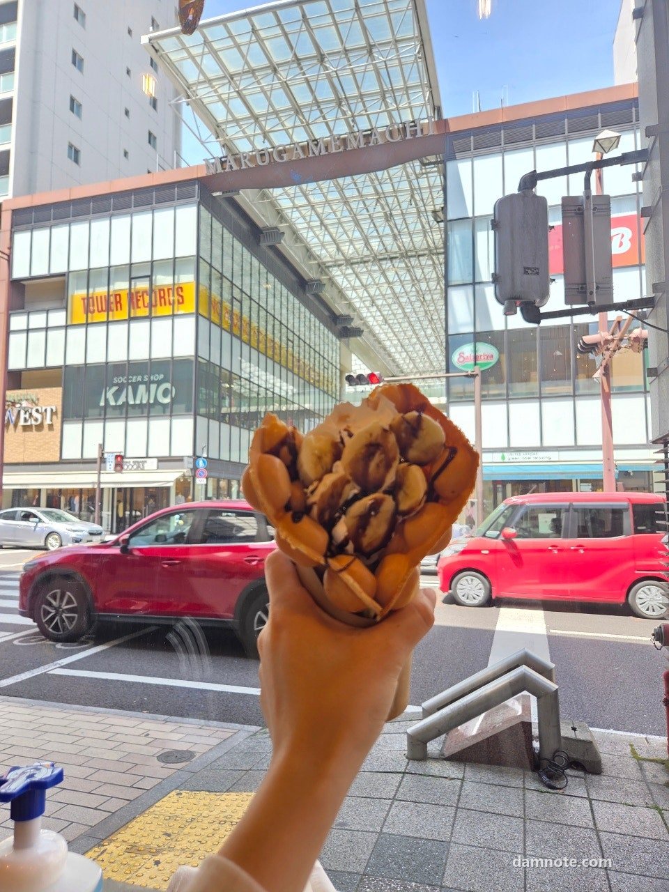 다카마쓰 시내 길에서 든 와플콘 아이스크림, 2026년 5월 2일 12시 56분 직접 촬영