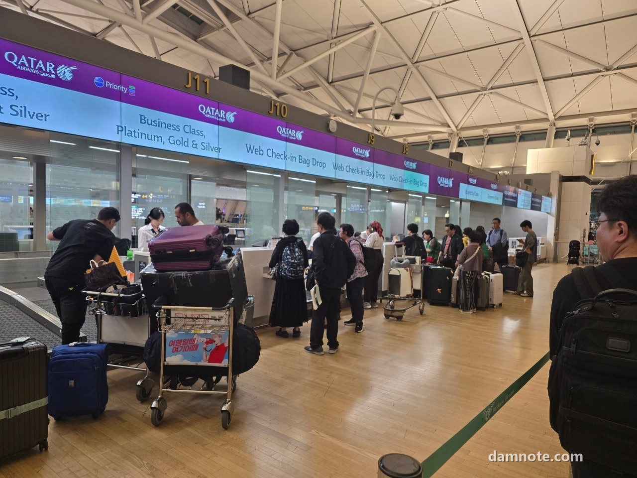 인천공항 카타르항공 체크인 카운터 앞, 2025년 10월 5일 22시 직접 촬영
