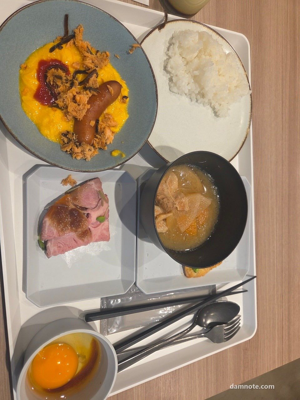 호텔 조식, 오믈렛과 밥, 된장국, 날계란, 2026년 5월 25일 07시 37분 직접 촬영
