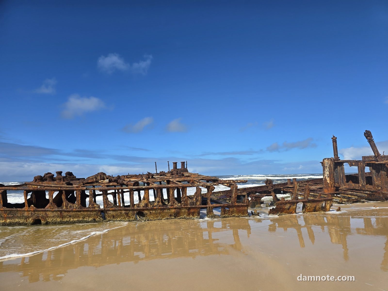 K'gari 75마일 비치의 마헤노 난파선, 녹슨 선체와 젖은 모래, 2026년 7월 22일 13시 직접 촬영