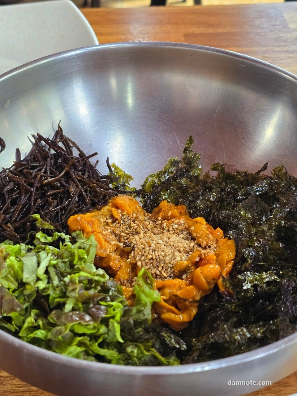 남해 식당의 멍게비빔밥, 상추와 김, 멍게가 올라간 양푼, 2026년 4월 12일 13시 12분 직접 촬영