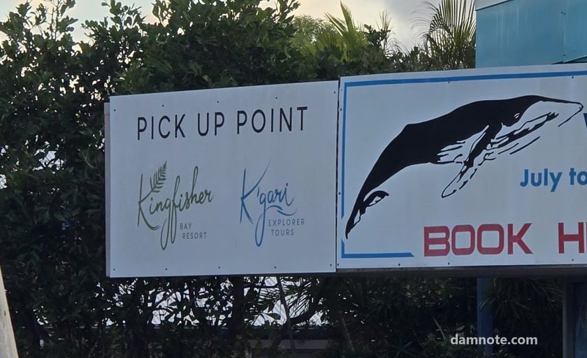 허비베이 Buccaneer Drive의 K'gari Explorer Tours·Kingfisher Bay Resort 픽업 포인트 표지판, 2026년 7월 22일 07시 직접 촬영